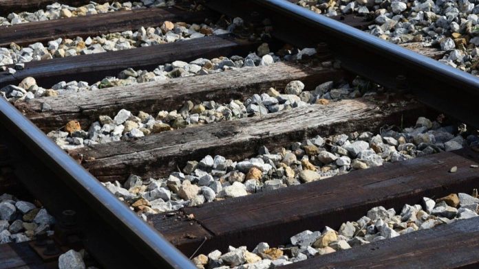 Muere hombre arrollado por tren; aparentemente se quedó dormido en las vías