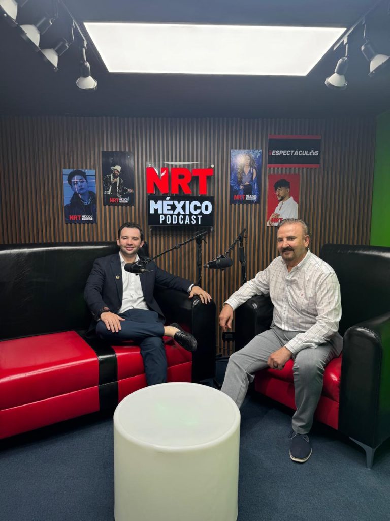 Rolando González Treviño y Rolando Andrée González Michelena en set de podcast