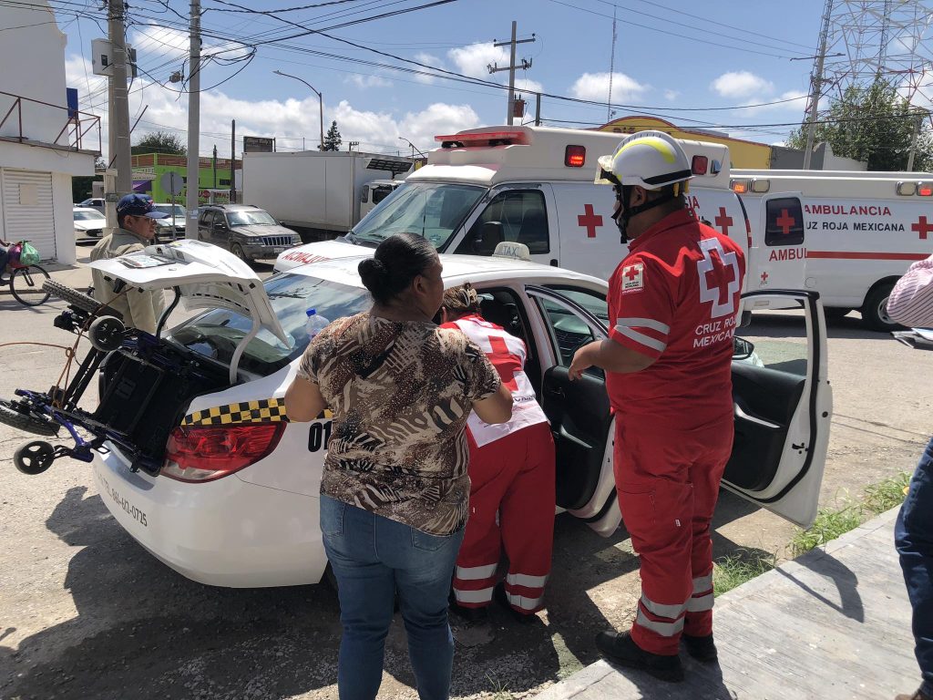 Participan cuatro vehículos en choque múltiple