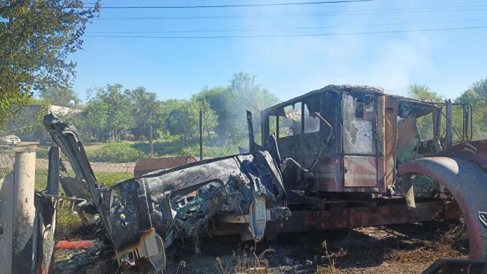 Tractocamión lo consumió el fuego