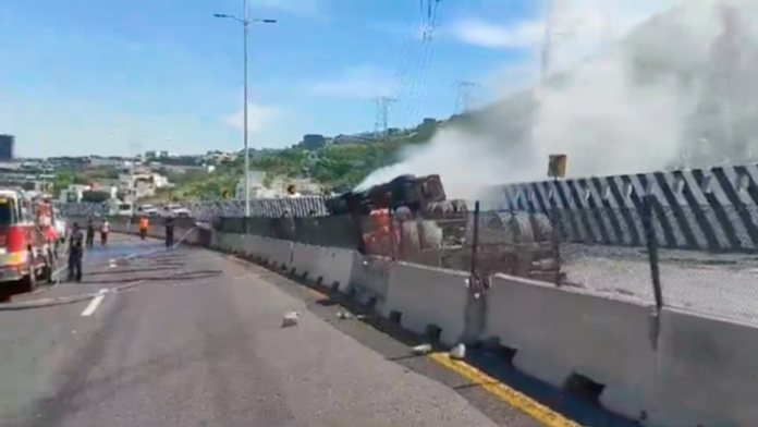 Tráiler sin frenos causa accidente e incendio en autopista Saltillo-Monterrey; hay cuatro fallecidos