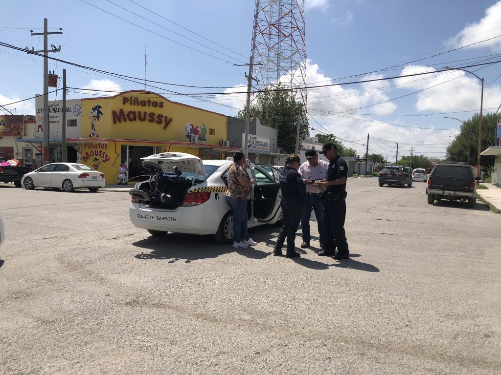 Participan cuatro vehículos en choque múltiple