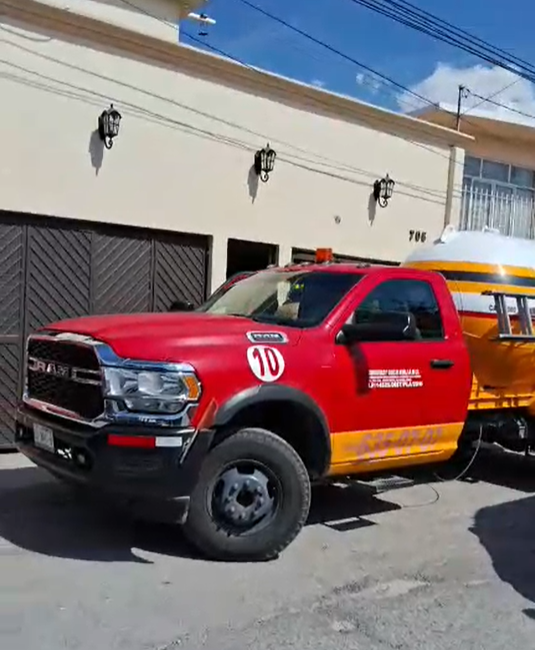 Trabajador sufre quemaduras al surtir gas en una casa en Monclova 