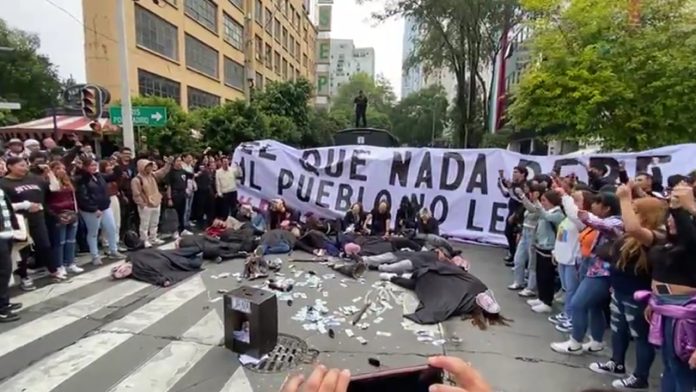 Jóvenes universitarios a favor de la reforma se manifiestan afuera del Senado