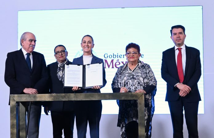 Presidenta Claudia Sheinbaum firma acuerdo que reconoce como crimen de lesa humanidad la Matanza Estudiantil del 2 de octubre de 1968