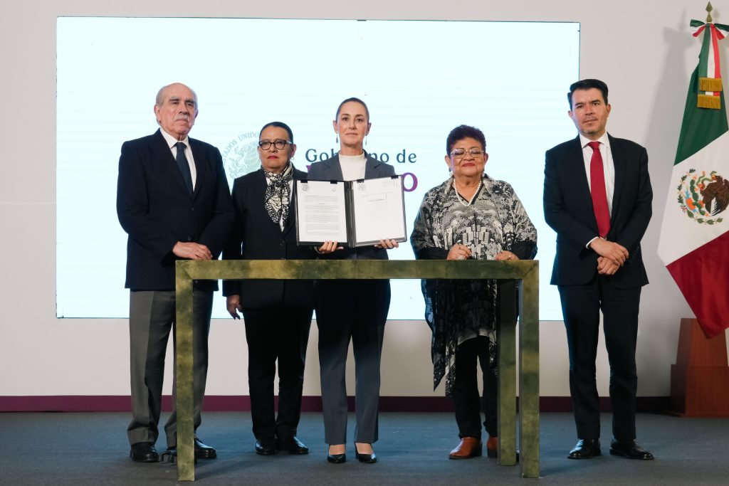 Presidenta Claudia Sheinbaum firma acuerdo que reconoce como crimen de lesa humanidad la Matanza Estudiantil del 2 de octubre de 1968