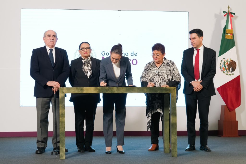 Presidenta Claudia Sheinbaum firma acuerdo que reconoce como crimen de lesa humanidad la Matanza Estudiantil del 2 de octubre de 1968