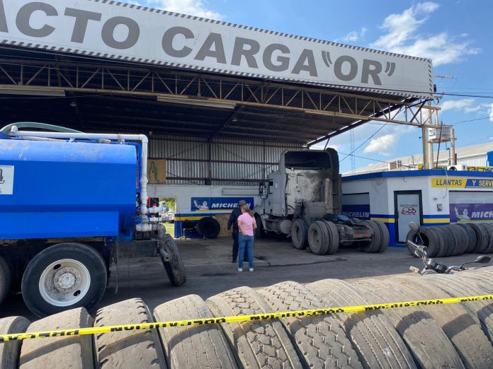 Muere mecánico tras ser prensado por tráiler