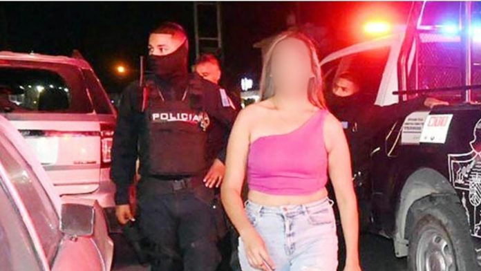 Joven destruyó la camioneta de su pareja tras descubrirlo con otra en Monclova