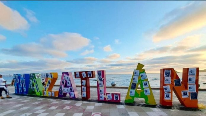 Tapizan letras de Mazatlán con imágenes de personas desaparecidas