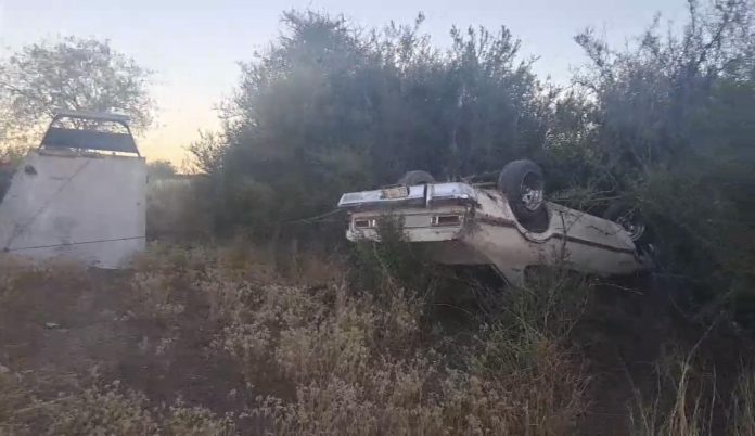El vehículo quedó a un costado de la vía estatal