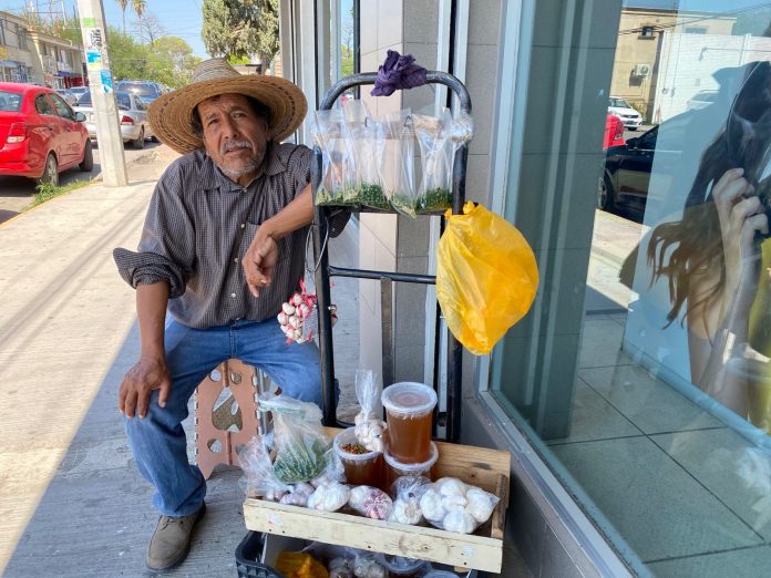 En avenida Madero don Juan ofrece sus productos