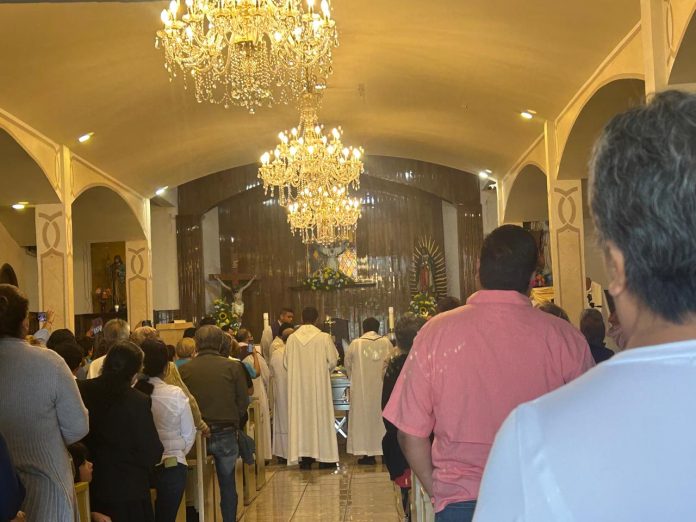 Despiden a padre Rodrigo con misa de cuerpo presente y emotivos aplausos