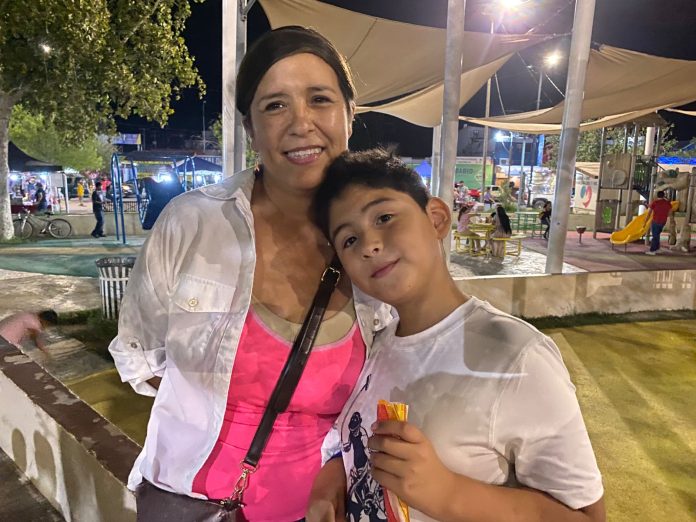 María Elena Bonilla junto a su hijo, su inspiración en la lucha contra el cáncer