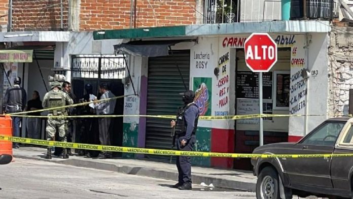 Muere hombre en carnicería tras ser atacado a balazos
