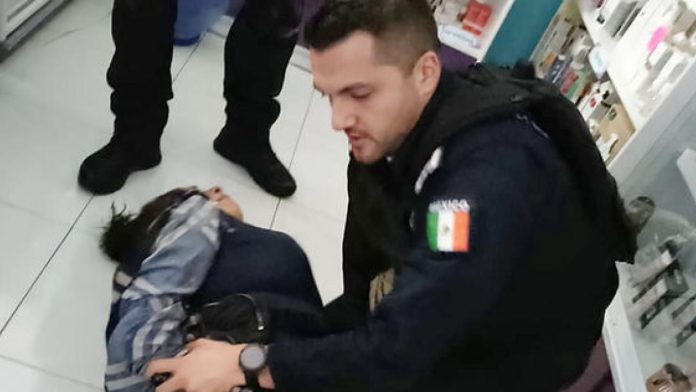 Policía y Marina rescatan a mujer secuestrada en un local comercial