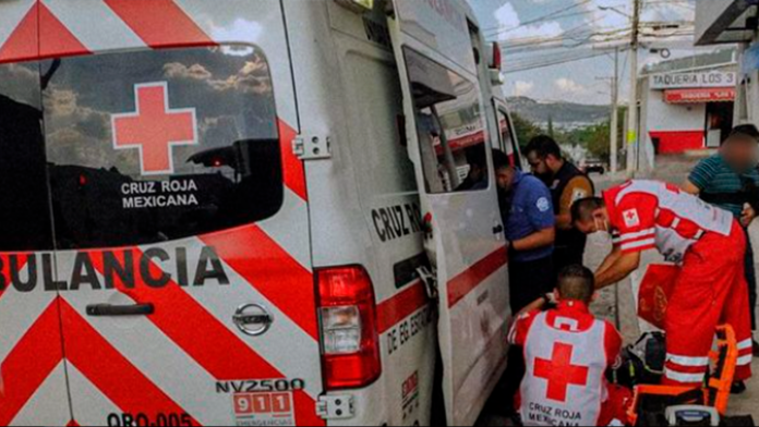 Trasladan a hombre por posible infarto cerca de una iglesia en Monclova