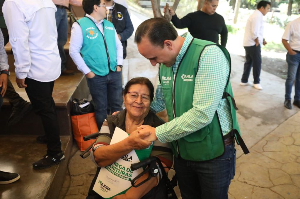 Entrega Manolo más de 100 800 escrituras en Coahuila
