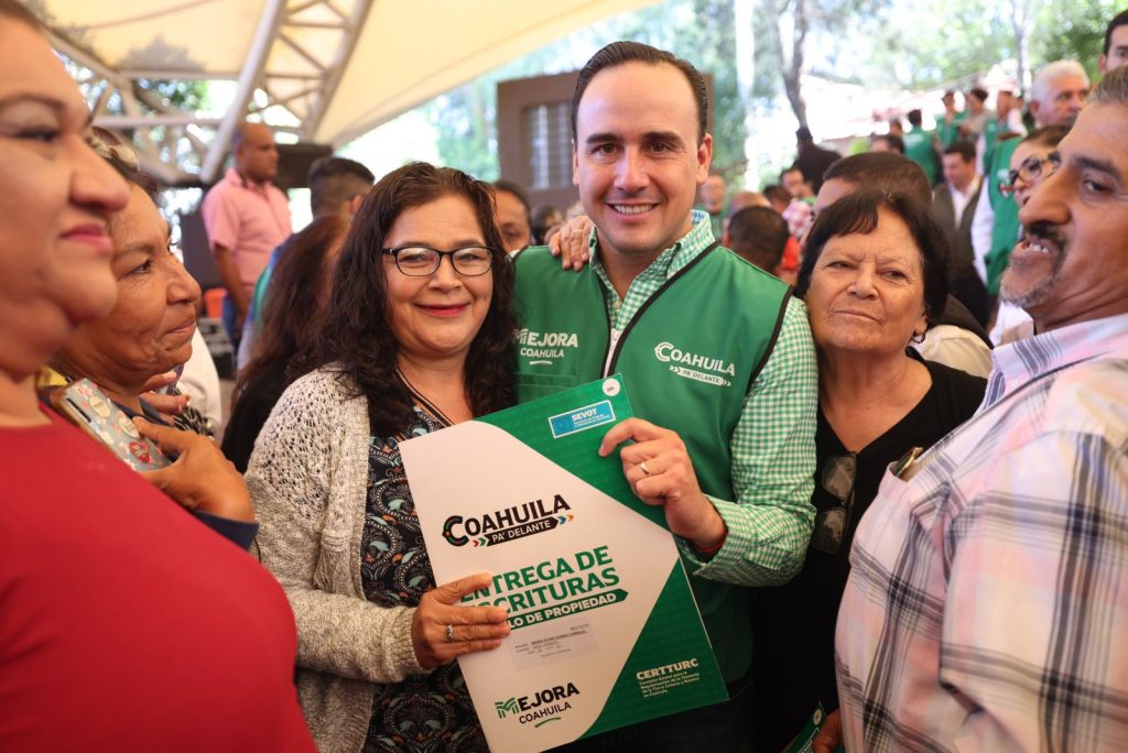 Entrega Manolo más de 100 800 escrituras en Coahuila