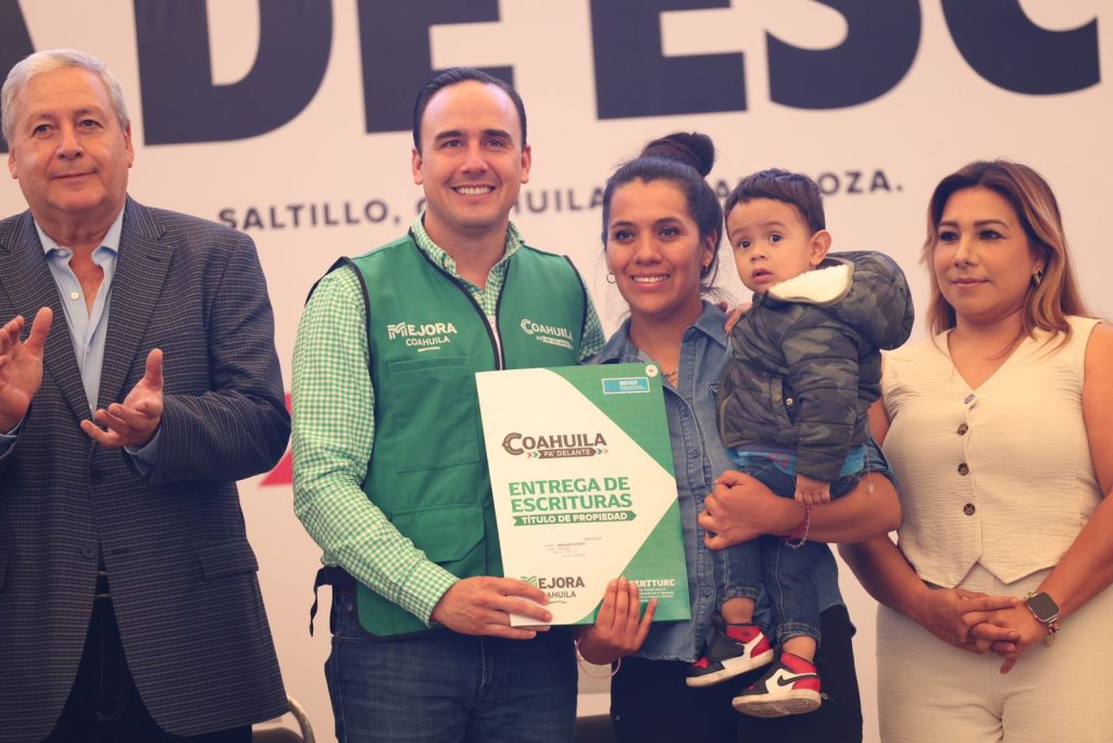 Entrega Manolo más de 100 800 escrituras en Coahuila