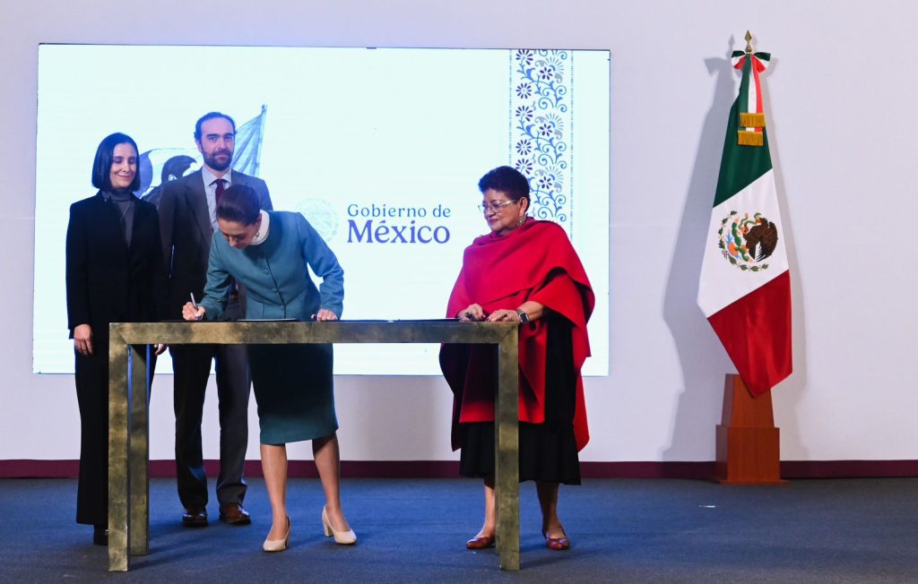 Claudia Sheinbaum firma decreto que devuelve CFE y PEMEX al pueblo de México