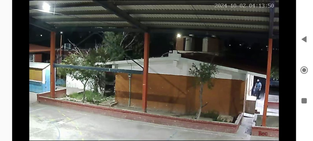 Roban equipo y causan daños en primaria