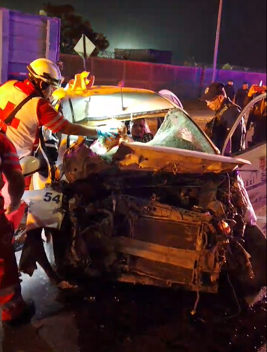 Grave accidente de taxi en el libramiento Carlos Salinas de Gortari deja a una mujer prensada