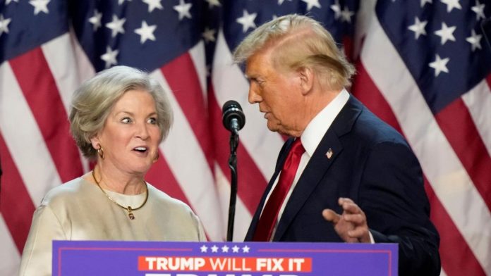 Trump designa a Susie Wiles como su nueva jefa de despacho; la primera mujer en ese puesto