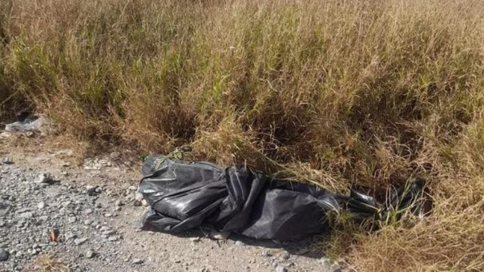 Encuentran cuerpo en bolsas negras en un terreno baldío