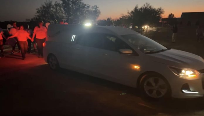 A las 620 de la tarde noche ingresó el cortejop funebre con el cuerpo de Jimena a un panteón privado en Sabinas