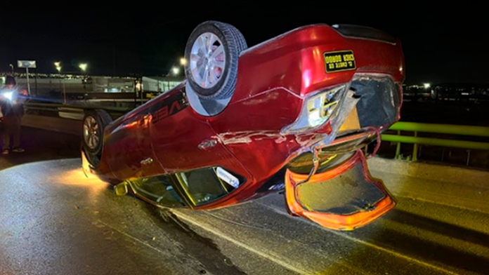 Automovilista sufre volcadura en bulevar Fundadores; investigan posible conducción bajo efectos del alcohol
