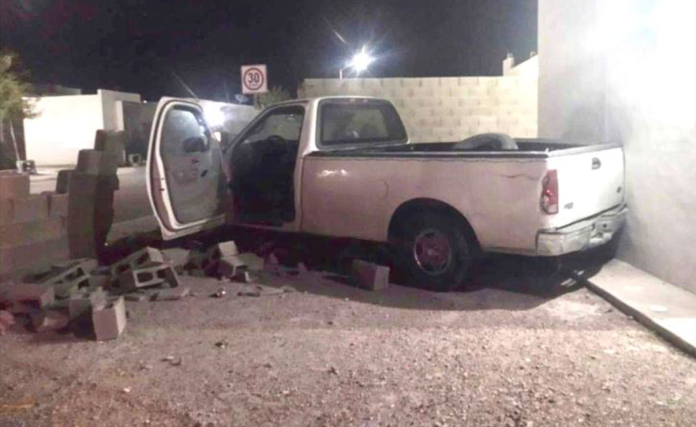 Camioneta choca y se incrusta en una vivienda en Acuña