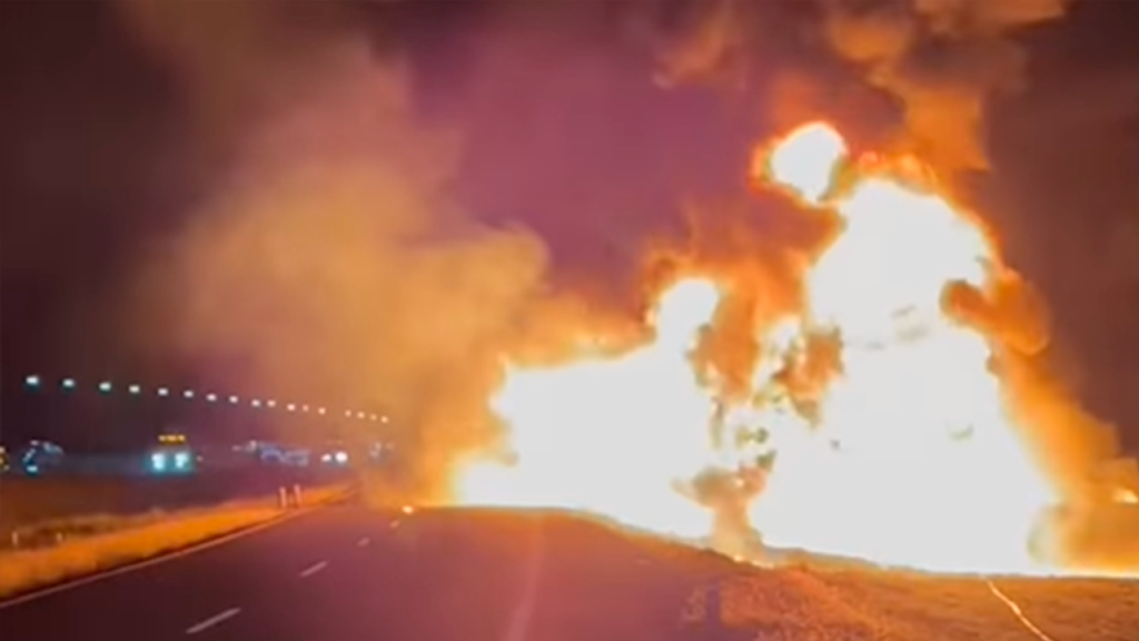 Conductor pierde la vida en incendio de pipa en acceso a autopista Premier