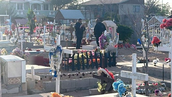 Encuentran a un hombre sin vida sobre tumbas en panteón