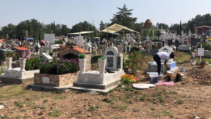 Hombre fallece al visitar la tumba de su hijo