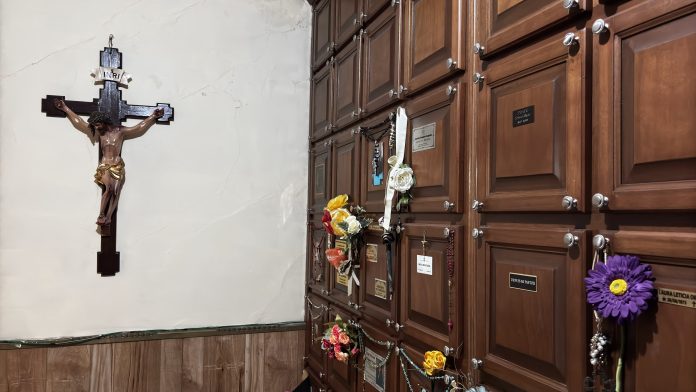 Los restos mortales del padre Ernesto Rojas fueron exhumados y reubicados en un nicho dentro de la misma iglesia en la que sirvió 30 años.