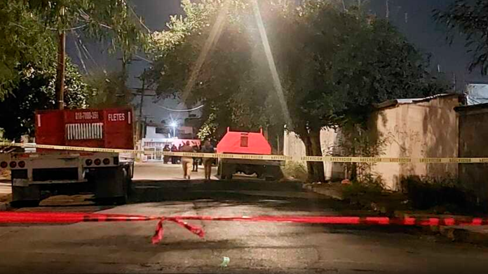 Joven de aproximadamente 20 años es asesinado a balazos en una plaza pública