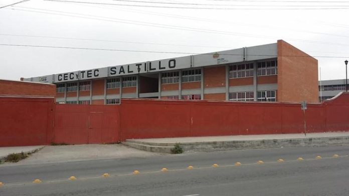 Joven sufre grave accidente al intentar ocultarse en un árbol dentro del CecyTec