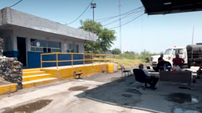 ¡Estrés por sueldos afectó su salud!: Obrero se desvanece durante protesta en AHMSA