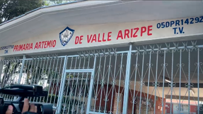 Padres de familia cierran escuela en Coahuila por presuntos desvíos y acoso