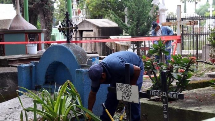 Protección Civil clausura 13 tumbas peligrosas previo al Día de Muertos