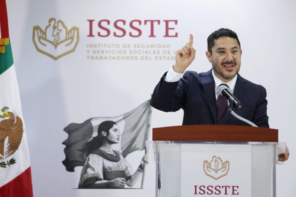 Rinde Martí Batres su primer informe mensual ante personal del Issste