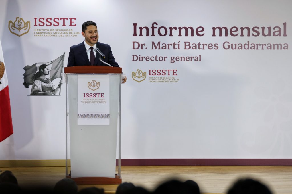 Rinde Martí Batres su primer informe mensual ante personal del Issste