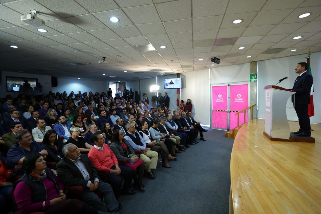 Rinde Martí Batres su primer informe mensual ante personal del Issste