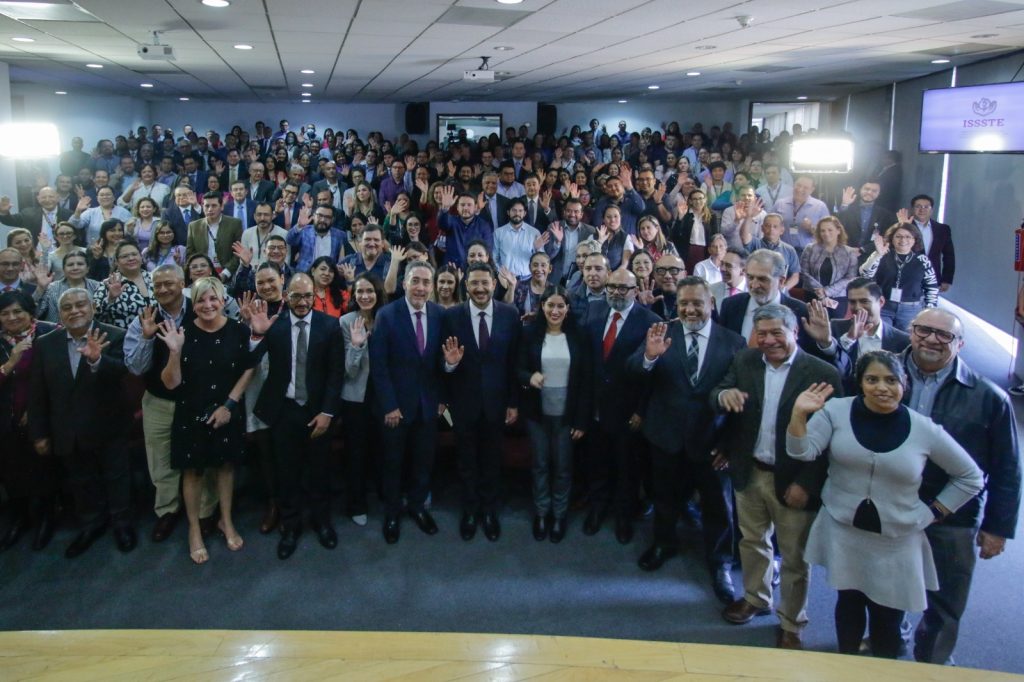 Rinde Martí Batres su primer informe mensual ante personal del Issste