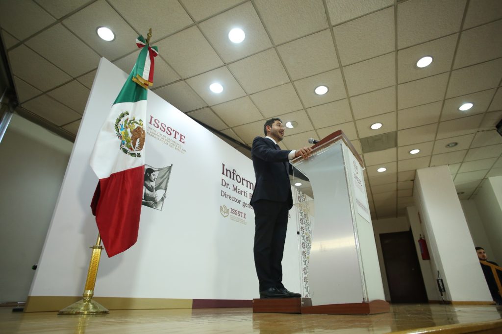 Rinde Martí Batres su primer informe mensual ante personal del Issste