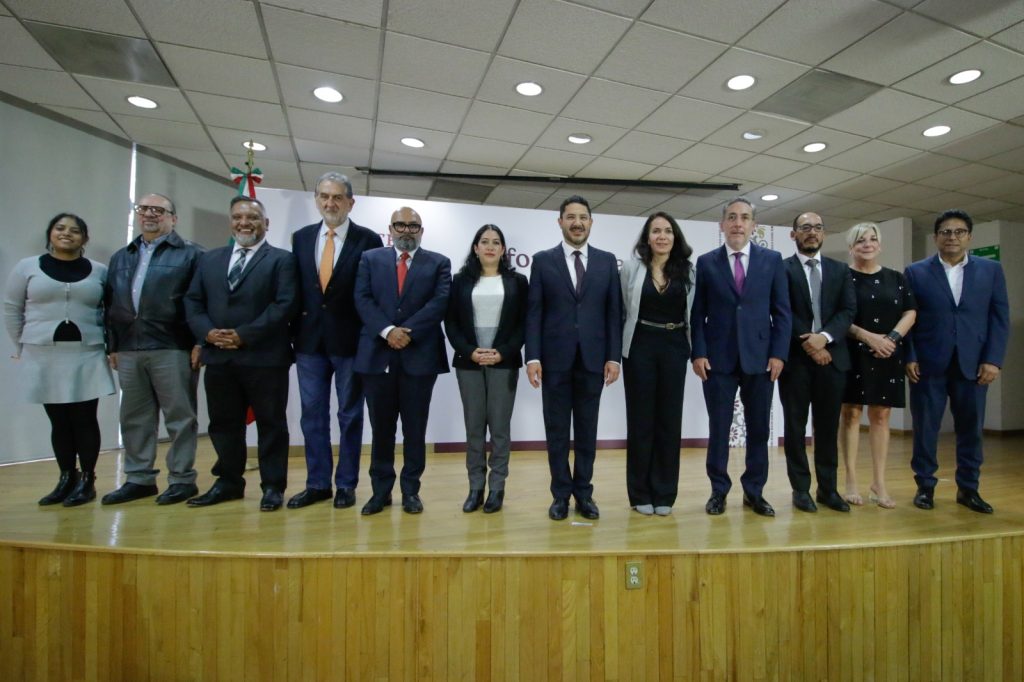 Rinde Martí Batres su primer informe mensual ante personal del Issste