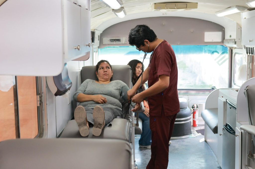 Lleva Cecilia Guadiana el Consultorio Móvil a Ramos Arizpe