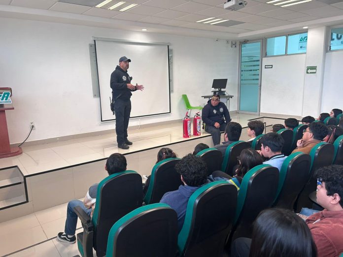 Bomberos lleva plática a estudiantes de la UTCA