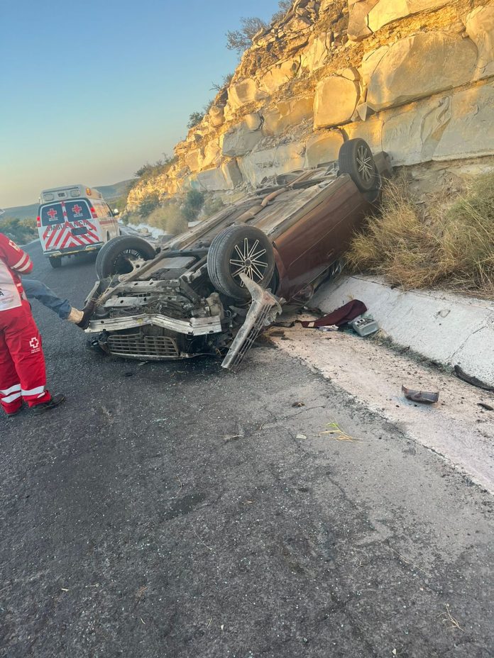 Vuelca sonorense sobre la Autopista Premier